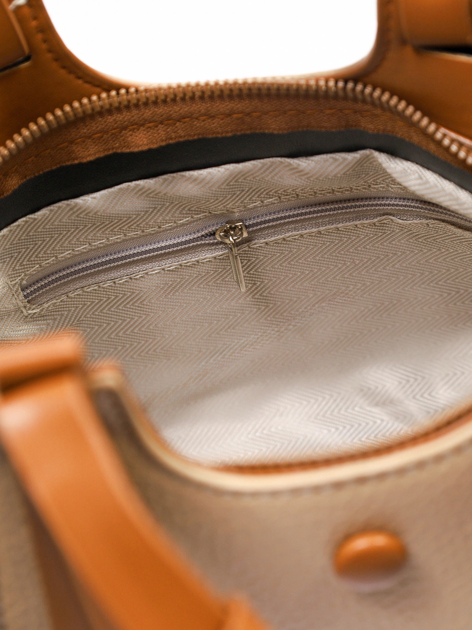 Сумка-тоут маленькая с декоративными ремешками в ассортименте